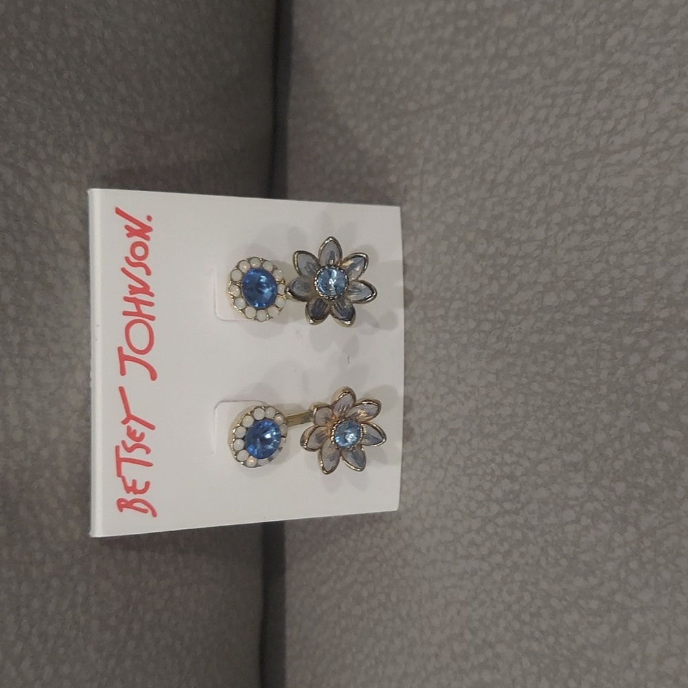 Betsey Johnson FLOWER CUFF EARRINGS - Picture 3 of 4